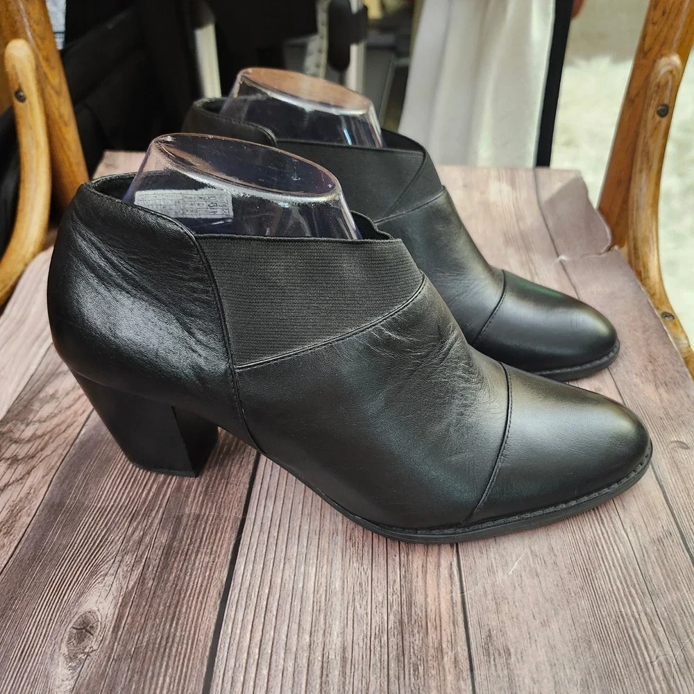 Vionic Point Orthaheel Black Leather Cap Toe Booties Shooties 9.5 Luxury Classic
